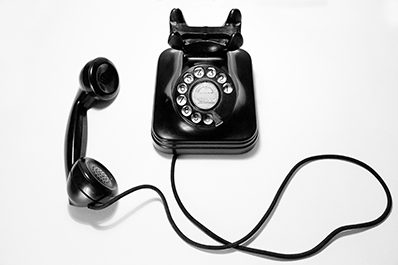 Altes Telefon mit Wahlscheibe in schwarz